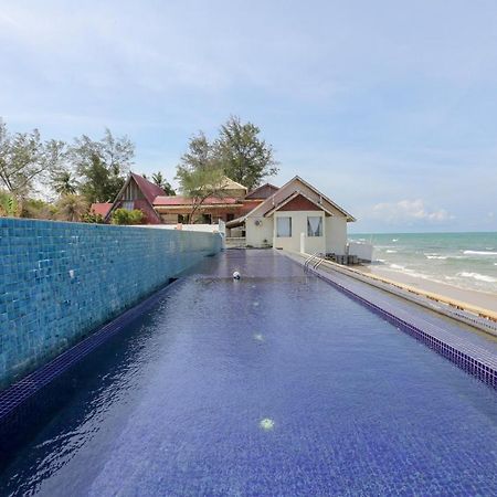 Villa Danialla Beach Resort Kampong Ayer Terjun Pinang Екстериор снимка