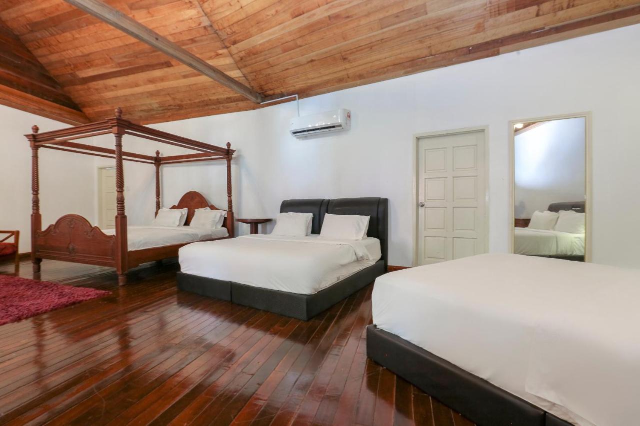 Villa Danialla Beach Resort Kampong Ayer Terjun Pinang Екстериор снимка