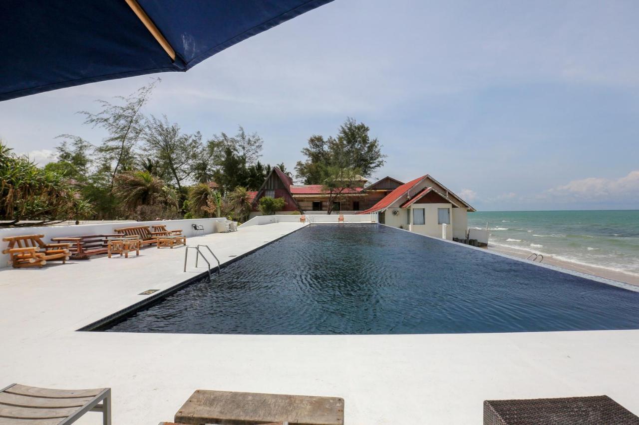 Villa Danialla Beach Resort Kampong Ayer Terjun Pinang Екстериор снимка