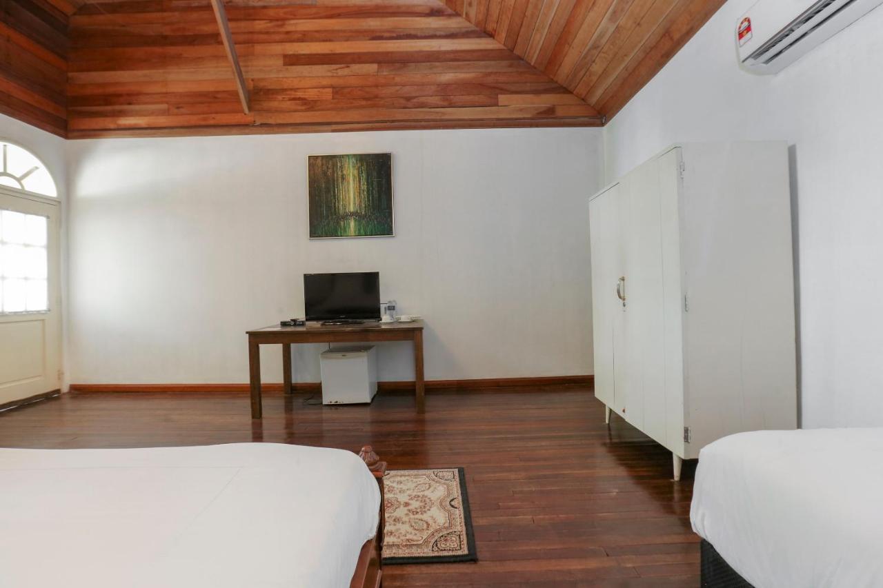 Villa Danialla Beach Resort Kampong Ayer Terjun Pinang Екстериор снимка