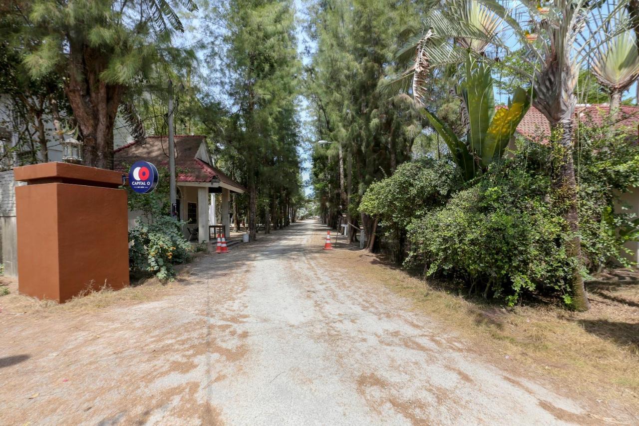Villa Danialla Beach Resort Kampong Ayer Terjun Pinang Екстериор снимка