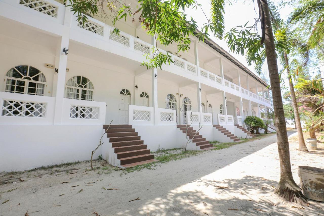 Villa Danialla Beach Resort Kampong Ayer Terjun Pinang Екстериор снимка