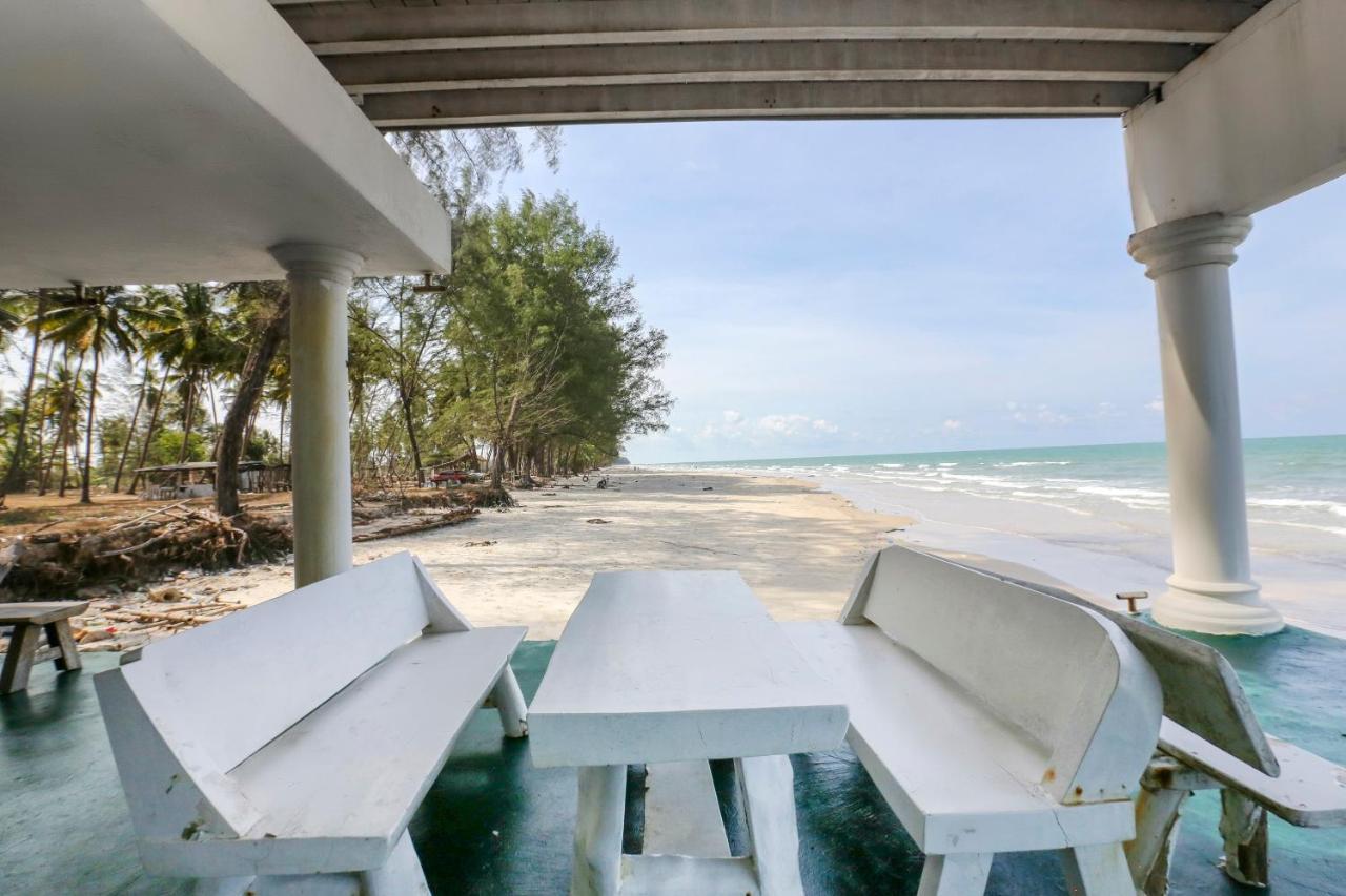 Villa Danialla Beach Resort Kampong Ayer Terjun Pinang Екстериор снимка