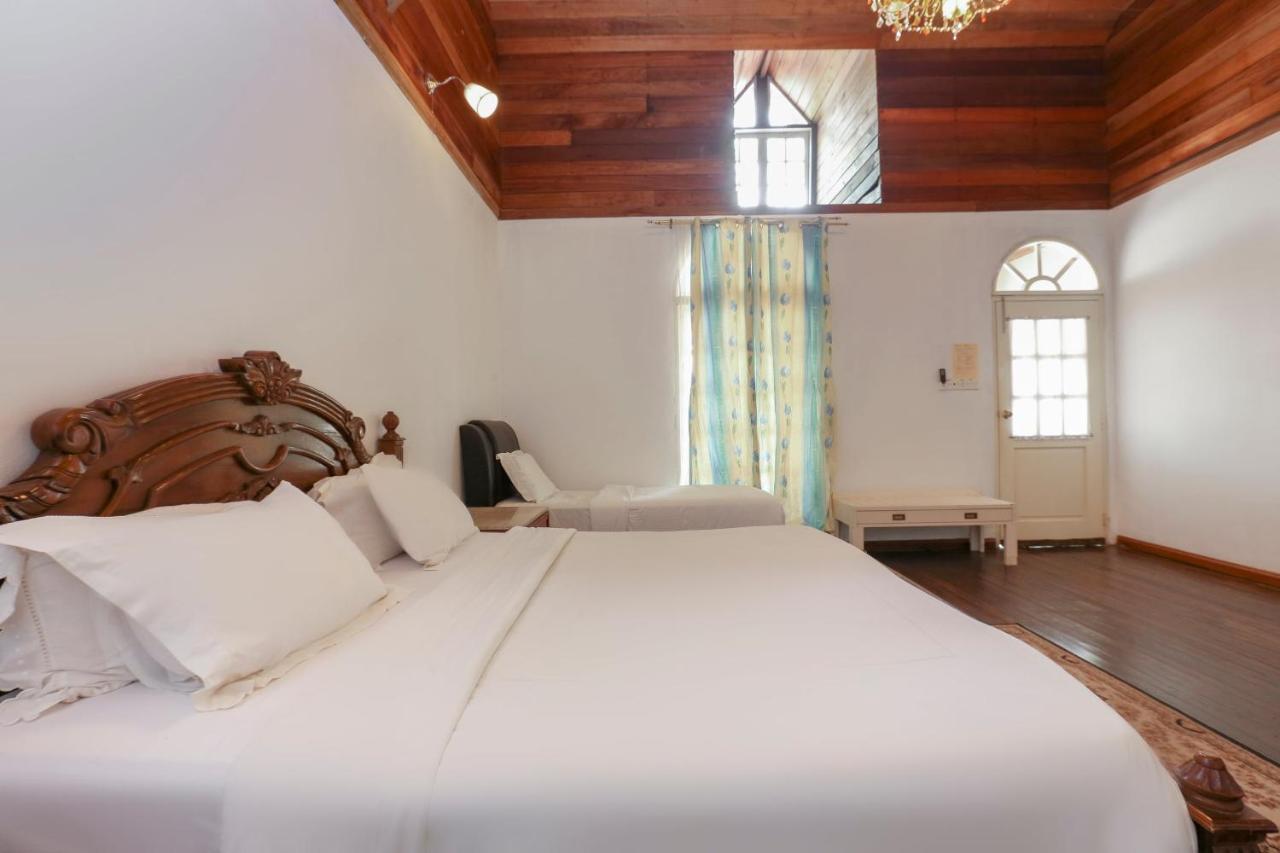 Villa Danialla Beach Resort Kampong Ayer Terjun Pinang Екстериор снимка