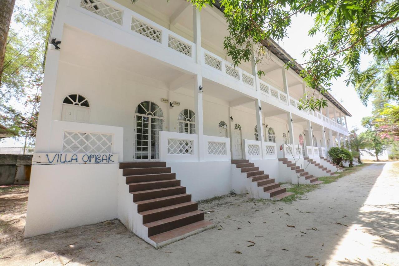 Villa Danialla Beach Resort Kampong Ayer Terjun Pinang Екстериор снимка