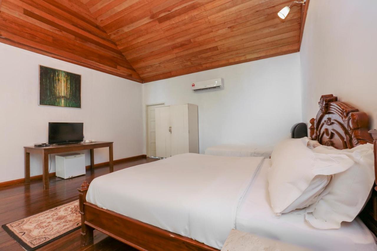 Villa Danialla Beach Resort Kampong Ayer Terjun Pinang Екстериор снимка