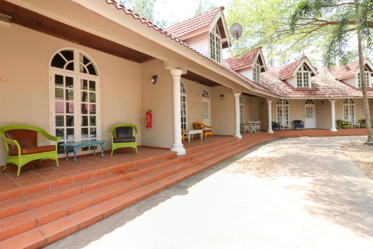 Villa Danialla Beach Resort Kampong Ayer Terjun Pinang Екстериор снимка