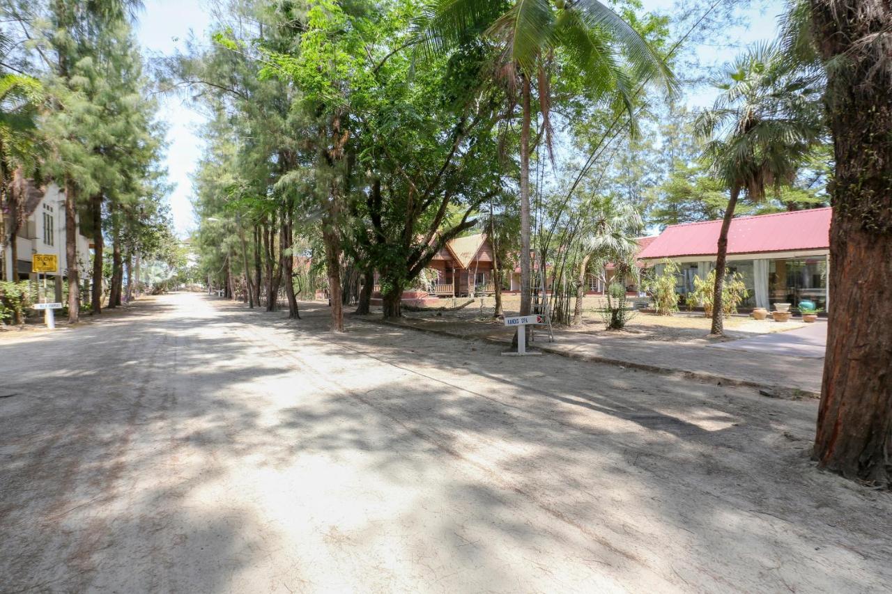Villa Danialla Beach Resort Kampong Ayer Terjun Pinang Екстериор снимка