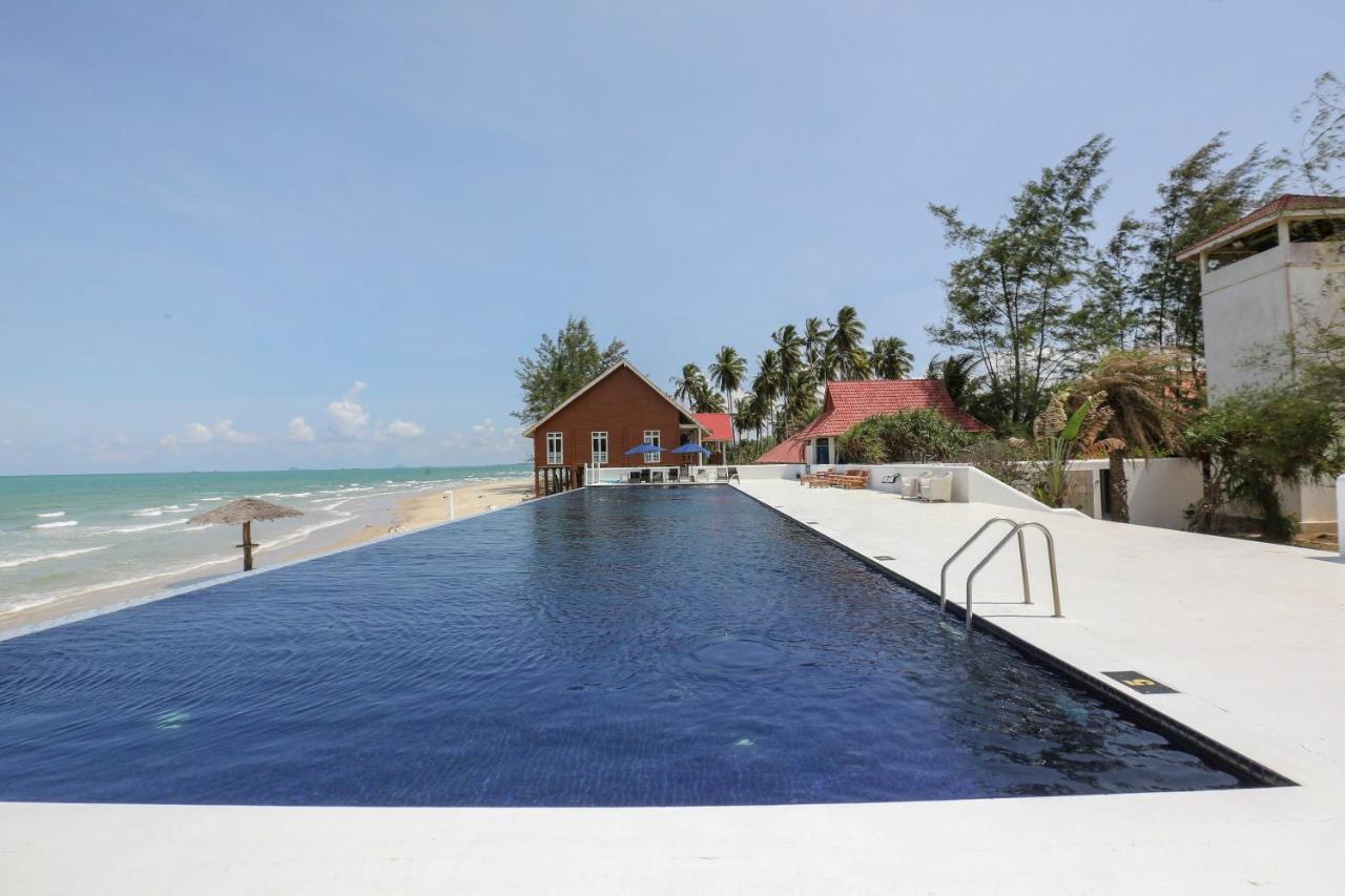 Villa Danialla Beach Resort Kampong Ayer Terjun Pinang Екстериор снимка